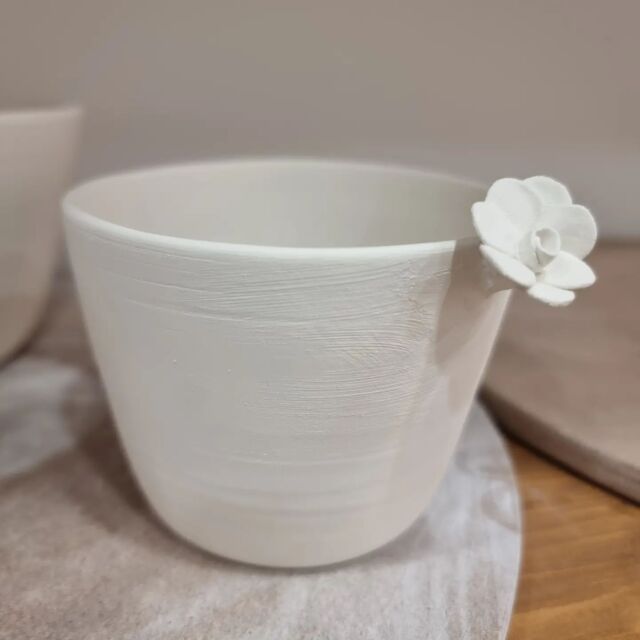 La tua casa dovrebbe contenere ciò che ami e creare una bellezza che nutre l'anima. Ho letto da qualche parte qualcosa di simile sul design e sono completamente d'accordo. Voi cosa ne pensate? La maggior parte delle persone, circa l'80%, tende ad avere pensieri negativi, giudicanti, ripetitivi, su sé stessi e sugli altri. Perciò penso che educare il nostro pensiero al bello, al positivo, al nuovo, sia qualcosa di fondamentale per il nostro benessere. E l'arte ci dà sicuramente una mano per stare meglio con noi stessi e con gli altri.