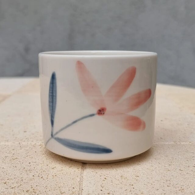 Dai fiori dovremmo prendere ad esempio la loro delicatezza.
.
.
#porcelain 
#handthrownceramics 
#handmadepottery 
#ceramichefatteamano 
#delicatezza 
#flowerpower 
#natureinyourhome 
#slowhomeslowliving 
#flowerdesign