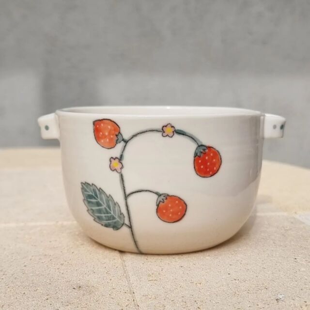 Fiori, piante, animali, nuvole, elementi astratti, linee, incisioni...sono tra i miei soggetti preferiti. Chi mi segue dall'inizio lo sa. Come tutti quelli a cui piace disegnare, disegnavo fin da piccola. Non sono super brava nel disegno, ma non cerco la perfezione. Cerco qualcosa che nel suo insieme funzioni, sia in equilibrio e trasmetta allegria e serenità, e perché no, anche un pizzico di "magia" 😉 
Forse le fragole sono un soggetto inflazionato, così come i fiori? Può darsi, ma in fondo sono così belli che  non sono mai abbastanza 🌿